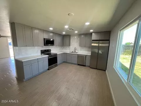 2019 N 70th Dr, Phoenix, AZ 85035 photo 8