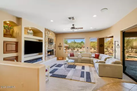 726 E Shawna Ct, Phoenix, AZ 85086 photo 3