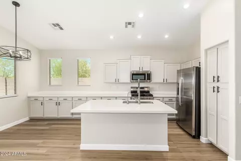 4321 W Heyerdahl Dr, New River, AZ 85087
