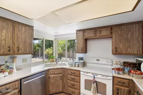 825 E Grandview Rd, Phoenix, AZ 85022 photo 2