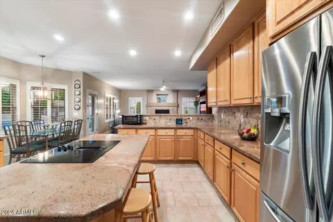 4512 E Robin Ln, Phoenix, AZ 85050 photo 9