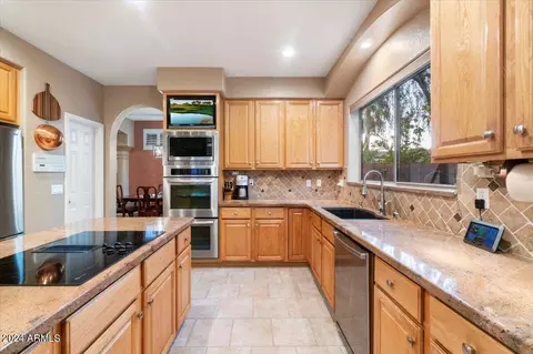 4512 E Robin Ln, Phoenix, AZ 85050 photo 8