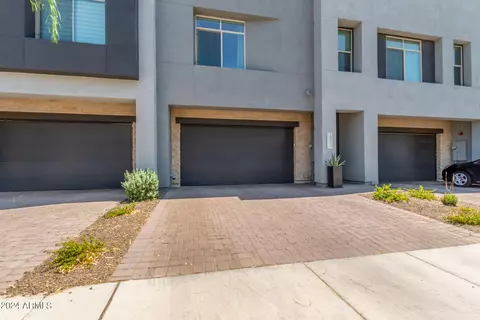 1913 W Kinfield Trl, Phoenix, AZ 85085