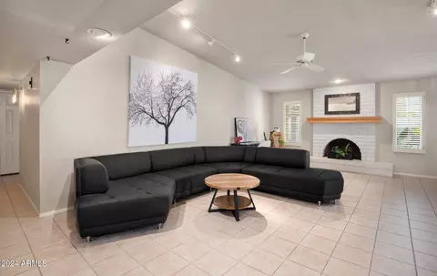 108 E Helena Dr, Phoenix, AZ 85022 photo 3