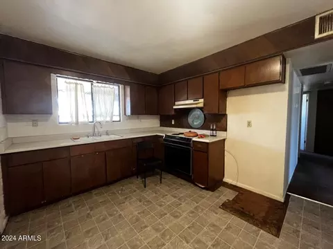 102 W Winston Dr, Phoenix, AZ 85041 photo 2