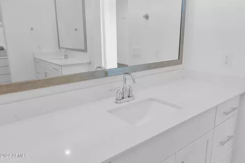 Bath - 2231 E Fandango Dr, Gilbert, AZ 85298 photo 3 of 5
