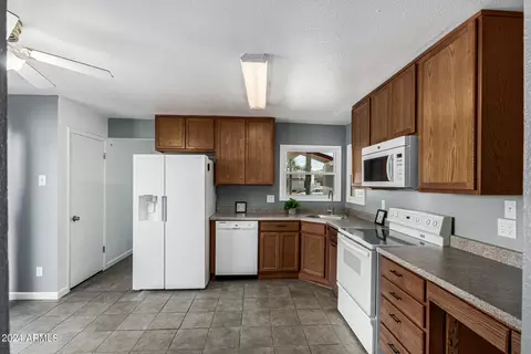4102 E Pleasant Ln, Phoenix, AZ 85042 photo 9