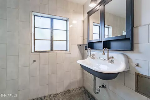 Bath - 814 E Windsor Ave, Phoenix, AZ 85006 photo 1 of 6