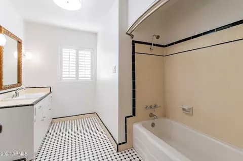 Bath - 814 E Windsor Ave, Phoenix, AZ 85006 photo 4 of 6