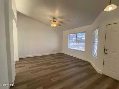 2801 E Hononegh Dr, Phoenix, AZ 85050 photo 2