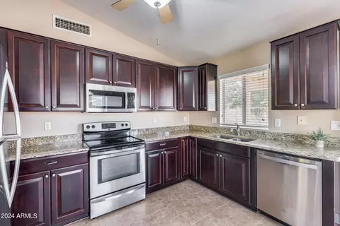 2801 E Hononegh Dr, Phoenix, AZ 85050 photo 4