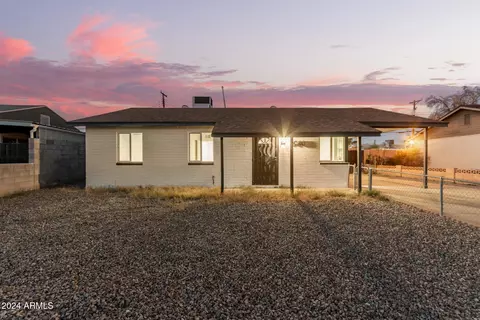 6040 W Hollyhock Dr, Phoenix, AZ 85033