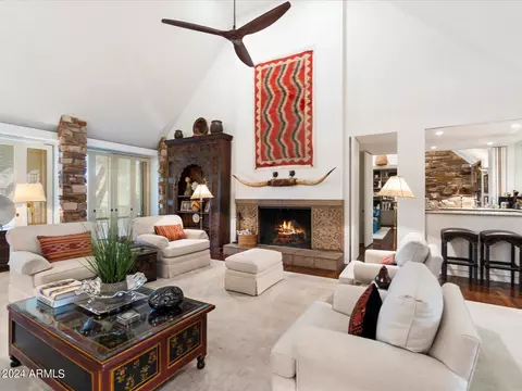 Living - 32 Biltmore Est, Phoenix, AZ 85016 photo 1 of 3