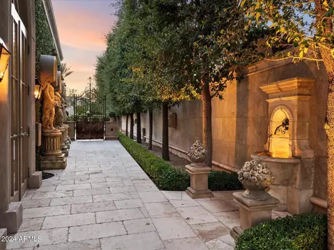 Exterior - 40 Biltmore Est, Phoenix, AZ 85016 photo 7 of 9