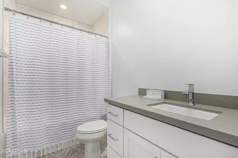 Bath - 6031 E Waller Ln, Phoenix, AZ 85054 photo 4 of 6