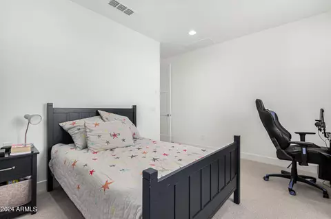 Bedroom - 6031 E Waller Ln, Phoenix, AZ 85054 photo 5 of 9