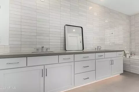 Bath - 6031 E Waller Ln, Phoenix, AZ 85054 photo 2 of 6