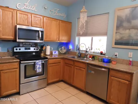 Kitchen - 1905 E Aire Libre Ave, Phoenix, AZ 85022 photo 3 of 4