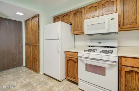Kitchen - 1385 S Monterey Dr, Globe, AZ 85501 photo 5 of 6