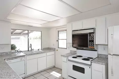 2425 W Saint Moritz Ln, Phoenix, AZ 85023 photo 9