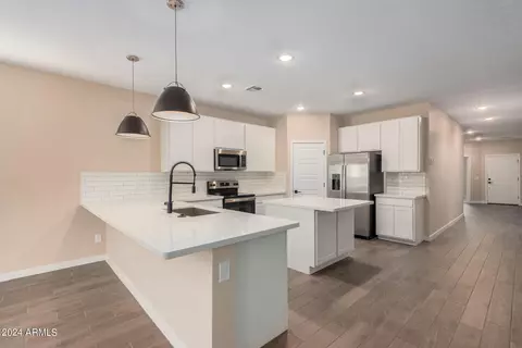 2767 E Tonto Ln, Phoenix, AZ 85050 photo 9