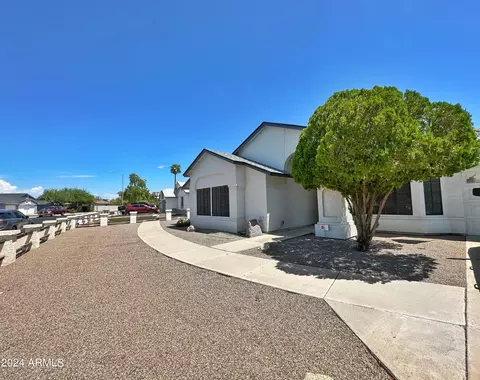 8957 W Rose Ln, Glendale, AZ 85305