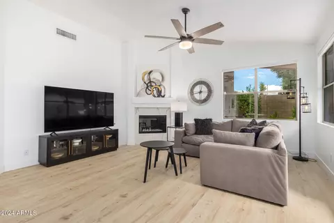 4366 E Abraham Ln, Phoenix, AZ 85050 photo 17