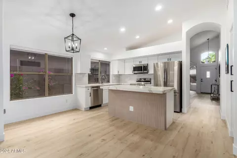 4366 E Abraham Ln, Phoenix, AZ 85050 photo 10