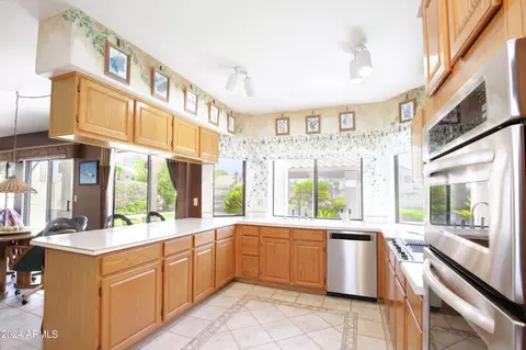 Kitchen - 1013 W Iris Dr, Gilbert, AZ 85233 photo 4 of 6