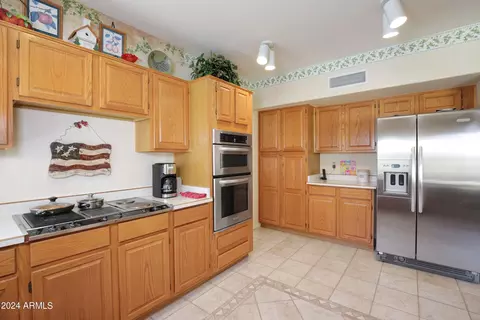 Kitchen - 1013 W Iris Dr, Gilbert, AZ 85233 photo 5 of 6