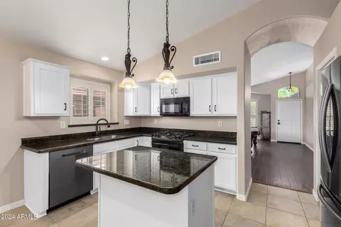 Kitchen - 3817 E Irma Ln, Phoenix, AZ 85050 photo 7 of 10