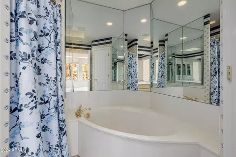 Bath - 5310 E Wonderview Rd, Phoenix, AZ 85018 photo 5 of 6