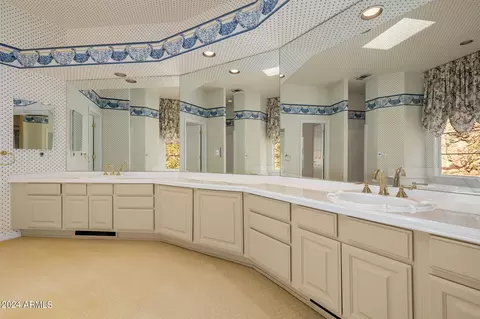 Bath - 5310 E Wonderview Rd, Phoenix, AZ 85018 photo 2 of 6