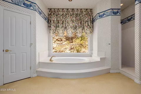 Bath - 5310 E Wonderview Rd, Phoenix, AZ 85018 photo 3 of 6