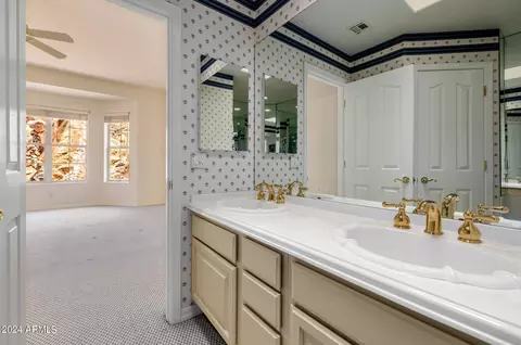 Bath - 5310 E Wonderview Rd, Phoenix, AZ 85018 photo 4 of 6