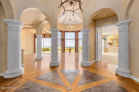 Entry Way - 5310 E Wonderview Rd, Phoenix, AZ 85018 photo 2 of 3