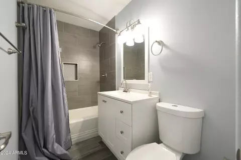 Bath - 1620 E Hudson Dr, Tempe, AZ 85281 photo 3 of 5