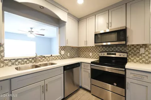 Kitchen - 1620 E Hudson Dr, Tempe, AZ 85281 photo 3 of 5