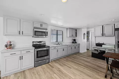 8601 N 71st Ave #140, Glendale, AZ 85301