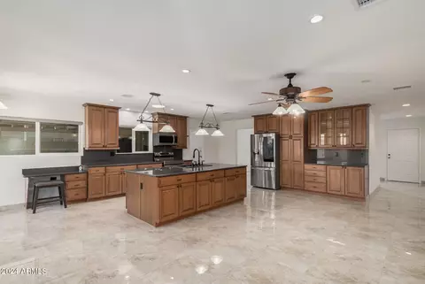 513 E Angela Dr, Phoenix, AZ 85022 photo 2