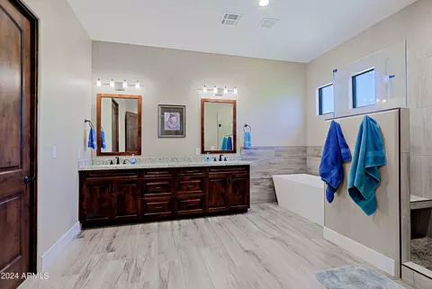 Bath - 23 E Cavalry Dr, Phoenix, AZ 85086 photo 1 of 13