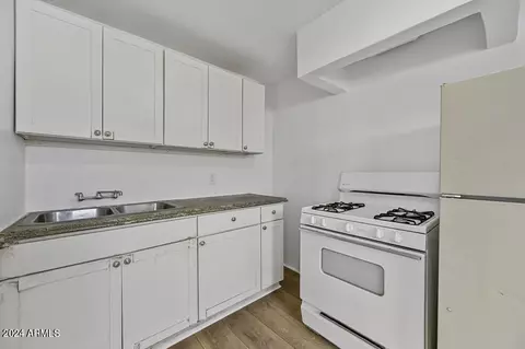Kitchen - 2102 W Adams St, Phoenix, AZ 85009 photo 3 of 9