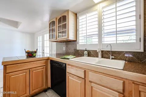 Kitchen - 3202 E Las Rocas Dr, Phoenix, AZ 85028 photo 5 of 7