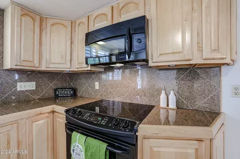 Kitchen - 3202 E Las Rocas Dr, Phoenix, AZ 85028 photo 4 of 7