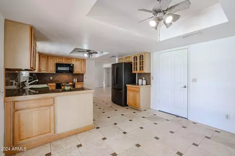 Kitchen - 3202 E Las Rocas Dr, Phoenix, AZ 85028 photo 6 of 7