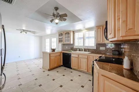 Kitchen - 3202 E Las Rocas Dr, Phoenix, AZ 85028 photo 2 of 7