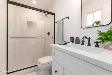 Bath - 2908 E Sylvia St, Phoenix, AZ 85032 photo 1 of 2