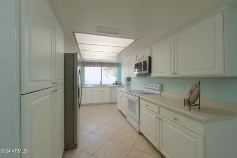 Kitchen - 4906 E Lake Point Cir, Phoenix, AZ 85044 photo 2 of 3