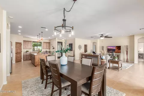 Dining - 1024 W Cloud Rd, Phoenix, AZ 85086 photo 2 of 2