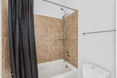 Bath - 1069 E Periwinkle Way, Gilbert, AZ 85297 photo 5 of 7